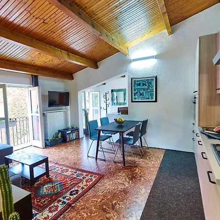 Tra I Tetti E Il Cielo